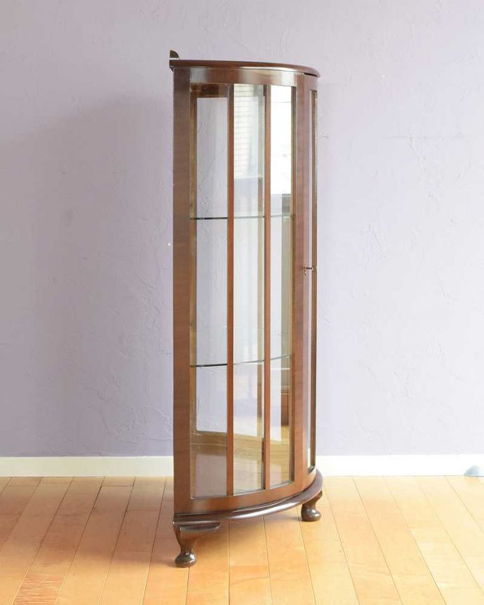 アンティークのキャビネット アンティーク家具 英国の上品なアンティーク家具、輝きの美しいミラーバックキャビネット。サイドからもたっぷりの光背板の部分以外は全てガラス。(q-1876-f)