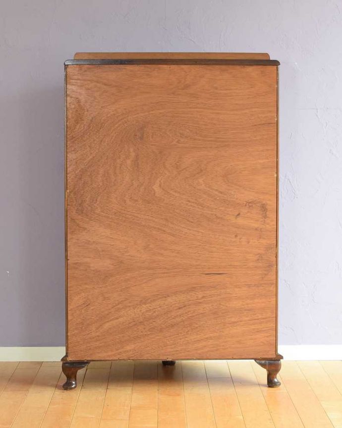 アンティークのキャビネット アンティーク家具 英国の上品なアンティーク家具、輝きの美しいミラーバックキャビネット。キレイに修復しました!アンティークは新品ではないので、経年変化によるキズはありますが、専門の職人がキレイにお直しをしているので、後ろ姿もキレイです。(q-1876-f)