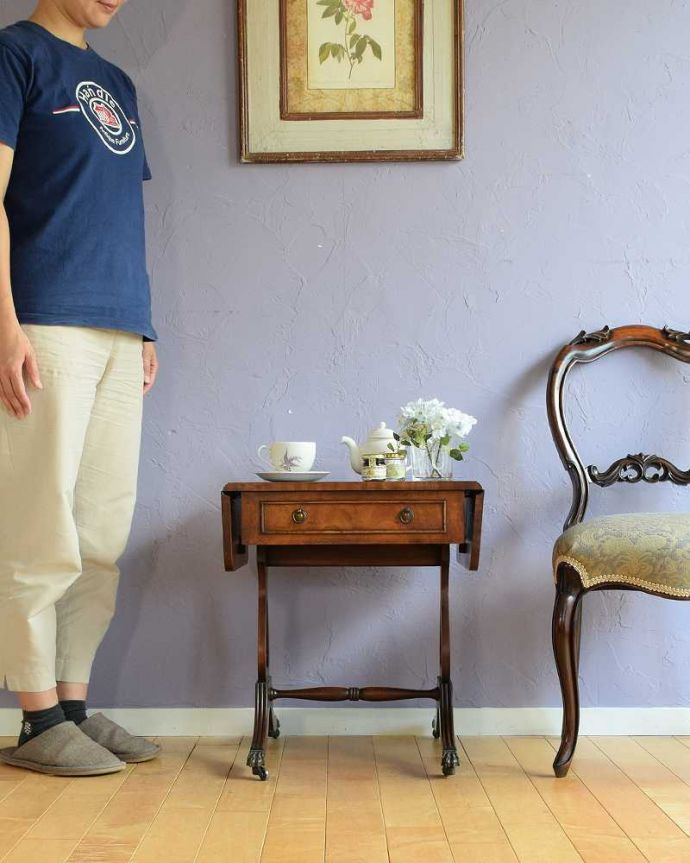 アンティークのテーブル　アンティーク家具　天板の木目が美しいアンティーク家具、バタフライサイドテーブル（コーヒーテーブル）。蝶の羽がモチーフになった美しいテーブルまるで蝶々が羽を広げるように折りたたみが出来るところから名前が付けられた「バタフライ（蝶々）テーブル」。(q-1877-f)