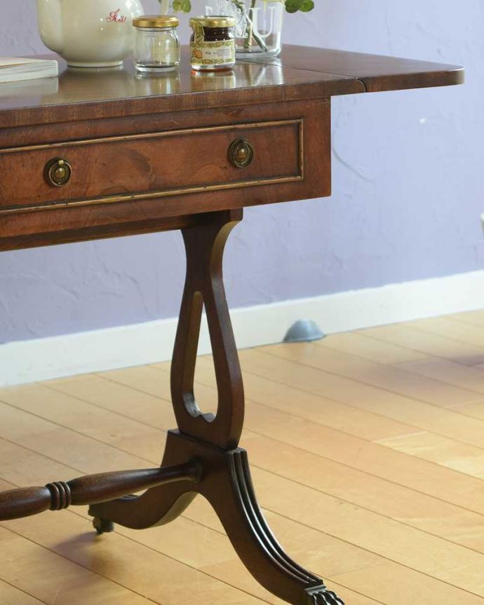 アンティークのテーブル　アンティーク家具　天板の木目が美しいアンティーク家具、バタフライサイドテーブル（コーヒーテーブル）。英国アンティークらしい優雅な姿にうっとりアンティークらしいデザインの美しさ。(q-1877-f)