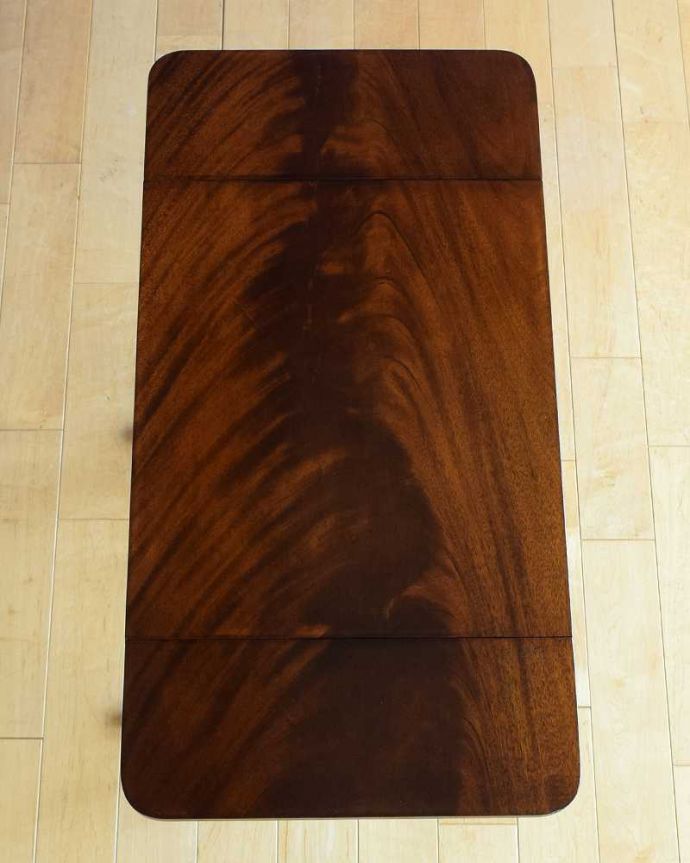 アンティークのテーブル　アンティーク家具　天板の木目が美しいアンティーク家具、バタフライサイドテーブル（コーヒーテーブル）。天板もキレイにお直ししました。(q-1877-f)