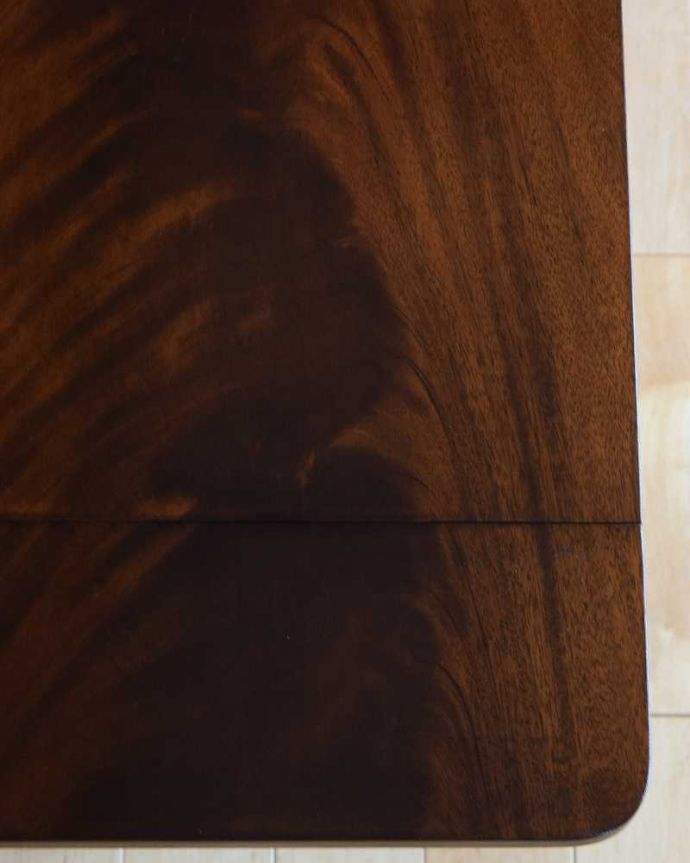 アンティークのテーブル　アンティーク家具　天板の木目が美しいアンティーク家具、バタフライサイドテーブル（コーヒーテーブル）。天板を近くから見ると･･･Handlleでは修復の際、古い塗装を剥離して再塗装を施していますので、天板もキレイに仕上がっています。(q-1877-f)