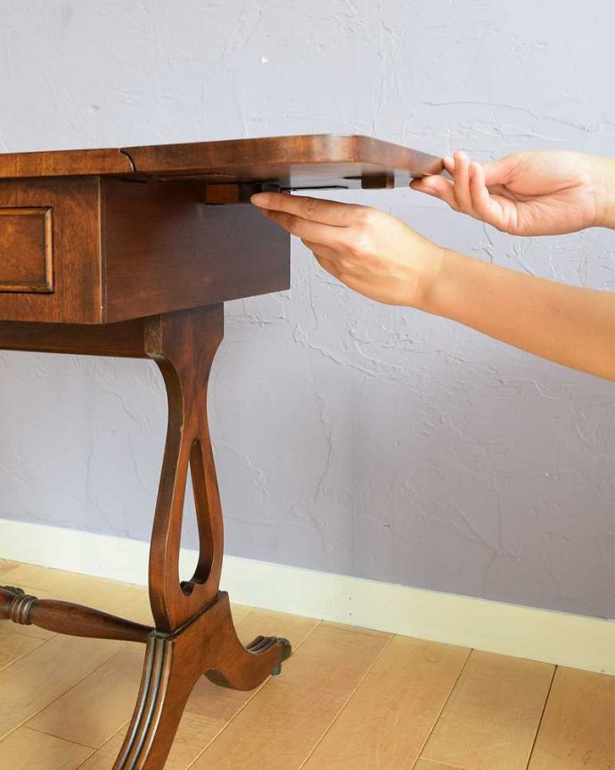 アンティークのテーブル　アンティーク家具　天板の木目が美しいアンティーク家具、バタフライサイドテーブル（コーヒーテーブル）。あっという間にサイズ変更OK！天板を持ち上げてバーを出すだけで、簡単にサイズが変えれます。(q-1877-f)