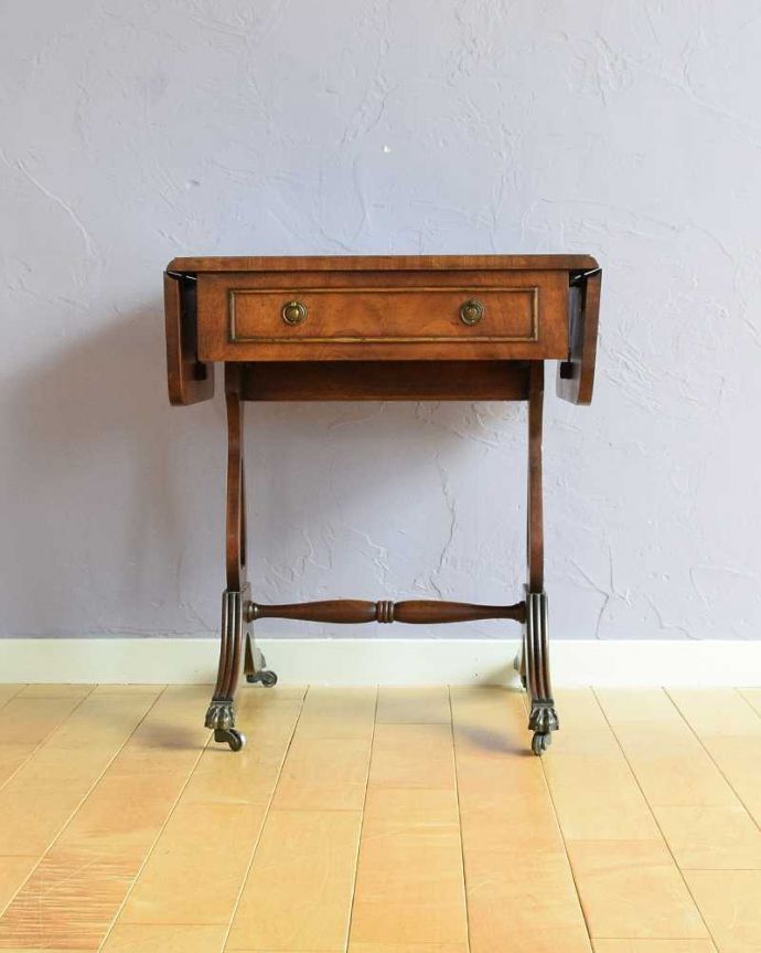 アンティークのテーブル　アンティーク家具　天板の木目が美しいアンティーク家具、バタフライサイドテーブル（コーヒーテーブル）。リーフを畳むと･･･天板の両側のリーフを畳むと意外にコンパクト。(q-1877-f)