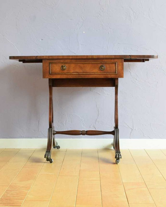 アンティークのテーブル　アンティーク家具　天板の木目が美しいアンティーク家具、バタフライサイドテーブル（コーヒーテーブル）。両方開いて広々と左右のリーフを開けばゆったりサイズ。(q-1877-f)