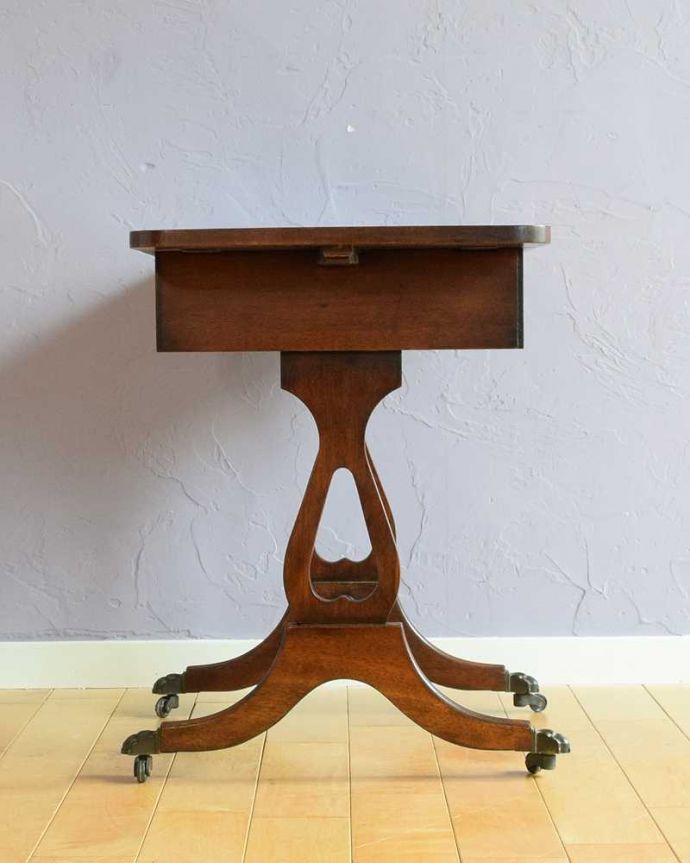 アンティークのテーブル　アンティーク家具　天板の木目が美しいアンティーク家具、バタフライサイドテーブル（コーヒーテーブル）。横から見てもステキ脚元のデザインは、横から見ると、より美しさが分かります。(q-1877-f)