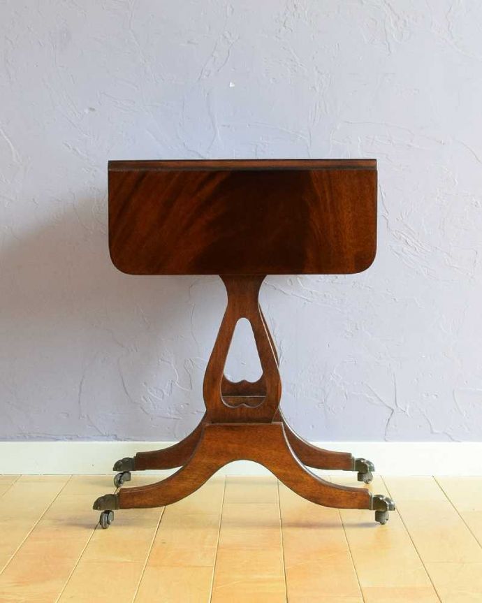 アンティークのテーブル　アンティーク家具　天板の木目が美しいアンティーク家具、バタフライサイドテーブル（コーヒーテーブル）。天板を畳むとこんな感じ閉じたときは、また違った表情を見せて楽しませてくれます。(q-1877-f)