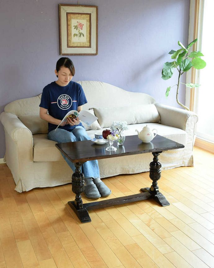 アンティークのテーブル アンティーク家具 脚の装飾が美しい英国で見つけたアンティーク家具、小さなコーヒーテーブル。どんな場所にも似合う英国らしいコーヒーテーブル実用的に使える英国らしいアンティークのコーヒーテーブル。(q-1878-f)