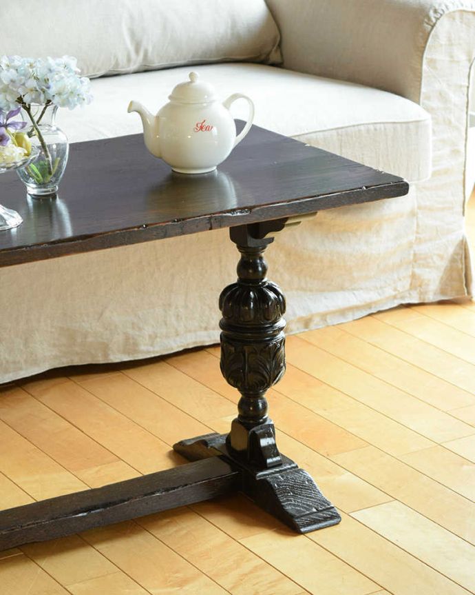 アンティークのテーブル アンティーク家具 脚の装飾が美しい英国で見つけたアンティーク家具、小さなコーヒーテーブル。英国らしく凝った彫りの入った脚脚だけを見ても、アンティークらしさが感じられる凝った彫。(q-1878-f)