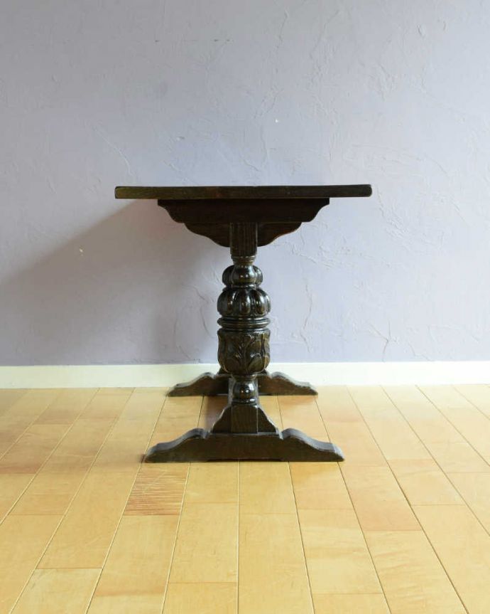 アンティークのテーブル アンティーク家具 脚の装飾が美しい英国で見つけたアンティーク家具、小さなコーヒーテーブル。横から見た姿もステキ横から見るとこんな感じです。(q-1878-f)
