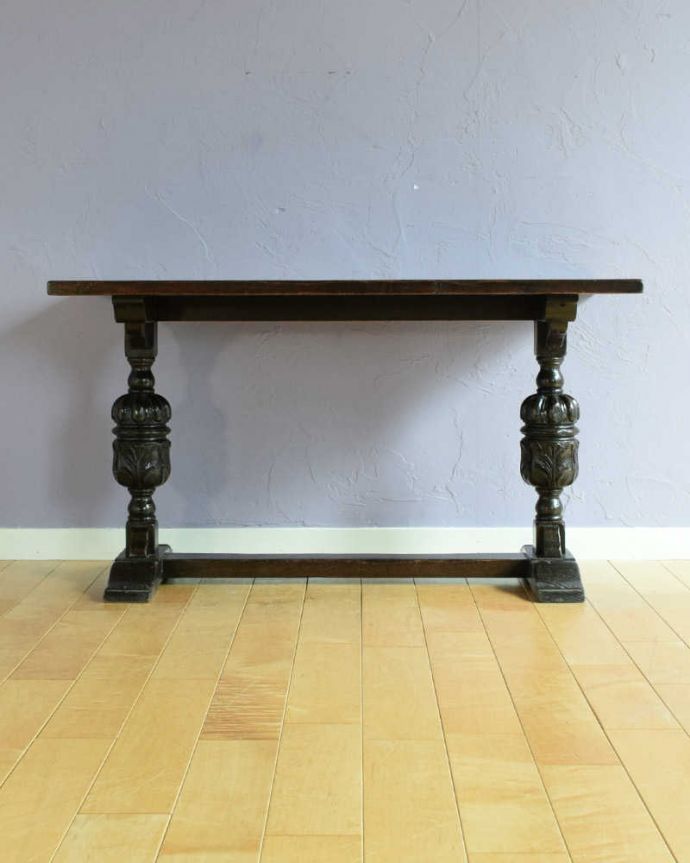 アンティークのテーブル アンティーク家具 脚の装飾が美しい英国で見つけたアンティーク家具、小さなコーヒーテーブル。クルッと回転。(q-1878-f)