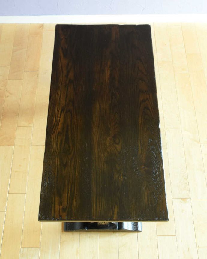 アンティークのテーブル アンティーク家具 脚の装飾が美しい英国で見つけたアンティーク家具、小さなコーヒーテーブル。天板を上から見ると・・・コーヒーテーブルの天板は毎日使う場所だから、しっかり修復しました。(q-1878-f)