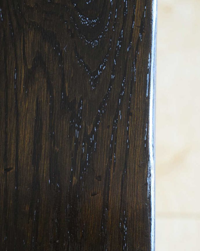 アンティークのテーブル アンティーク家具 脚の装飾が美しい英国で見つけたアンティーク家具、小さなコーヒーテーブル。近づいて見てみると・・・アンティークはもちろん新品ではないので小さなキズや汚れはありますが、キレイにお直ししたので満足して頂ける自信があります!。(q-1878-f)