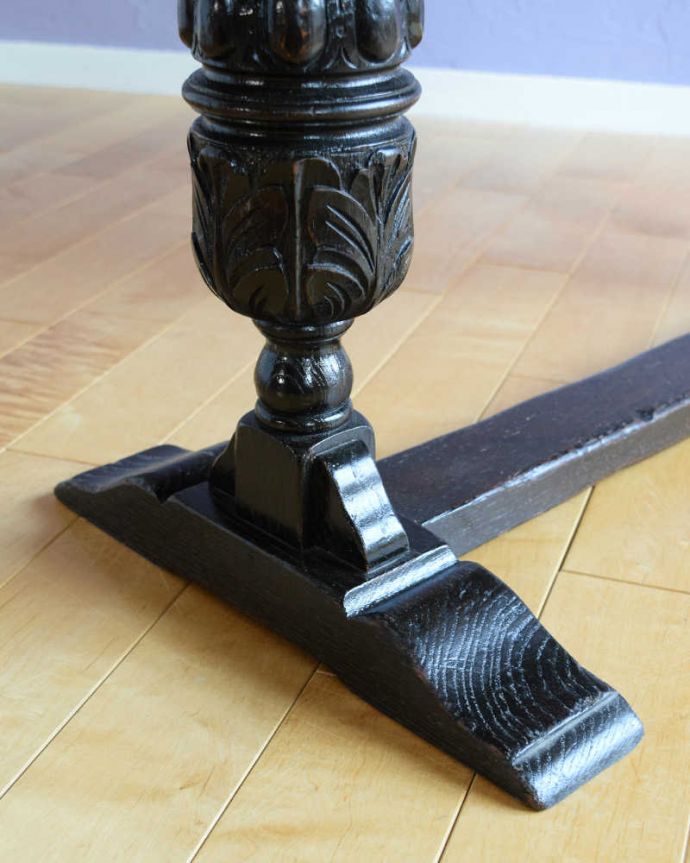 アンティークのテーブル アンティーク家具 脚の装飾が美しい英国で見つけたアンティーク家具、小さなコーヒーテーブル。持ち上げなくても移動できます!Handleのアンティークは、脚の裏にフェルトキーパーをお付けしていますので、床を滑らせて簡単に移動する事が出来ます。(q-1878-f)