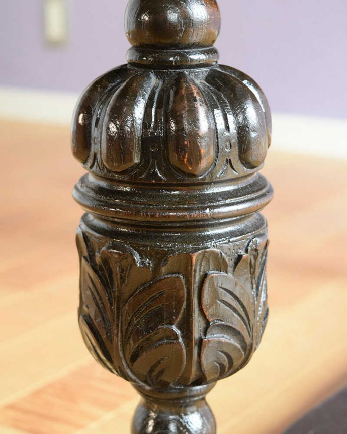 アンティークのテーブル アンティーク家具 脚の装飾が美しい英国で見つけたアンティーク家具、小さなコーヒーテーブル。うっとりする美しさアンティークだから手に入る美しい彫。(q-1878-f)