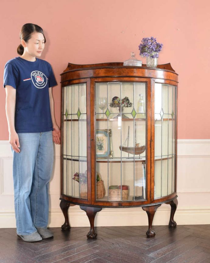 アンティークのキャビネット アンティーク家具 英国アンティーク家具、ステンドグラス付きのハーフムーンガラスキャビネット(飾り棚)。どこからでも中が見える半月型のキャビネット半月型をしたハーフムーンのキャビネットは、グルっと180度、どの場所からも中が美しく見える人気のキャビネットです。(q-1879-f)