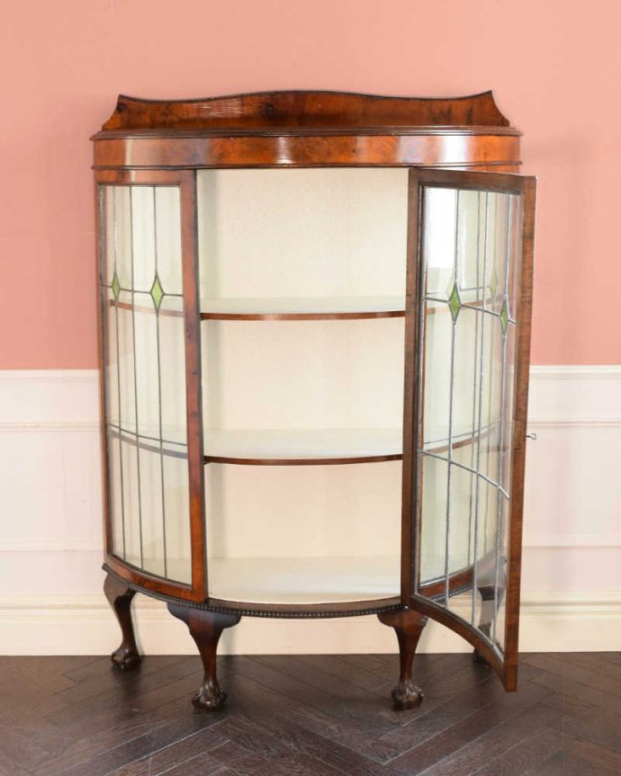 アンティークのキャビネット アンティーク家具 英国アンティーク家具、ステンドグラス付きのハーフムーンガラスキャビネット(飾り棚)。扉を開けて中を見てみると…職人がキレイに修復して、背板も新しい生地に張替えました。(q-1879-f)
