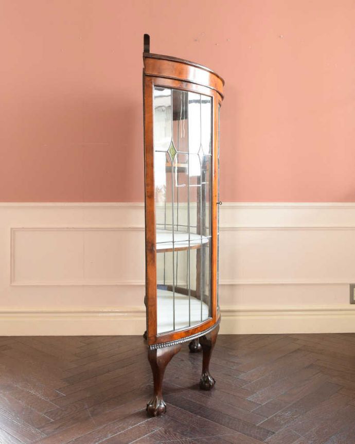 アンティークのキャビネット アンティーク家具 英国アンティーク家具、ステンドグラス付きのハーフムーンガラスキャビネット(飾り棚)。180度どこからでも中が見れちゃうグルっと180度、どの角度からでも中が見れるハーフムーン型。(q-1879-f)