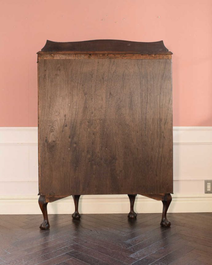 アンティークのキャビネット アンティーク家具 英国アンティーク家具、ステンドグラス付きのハーフムーンガラスキャビネット(飾り棚)。もちろん後姿もキレイですアンティークは新品ではないので、もちろん経年変化によるキズはありますが、専門の職人がしっかり修復しているので後ろ姿までキレイです。(q-1879-f)