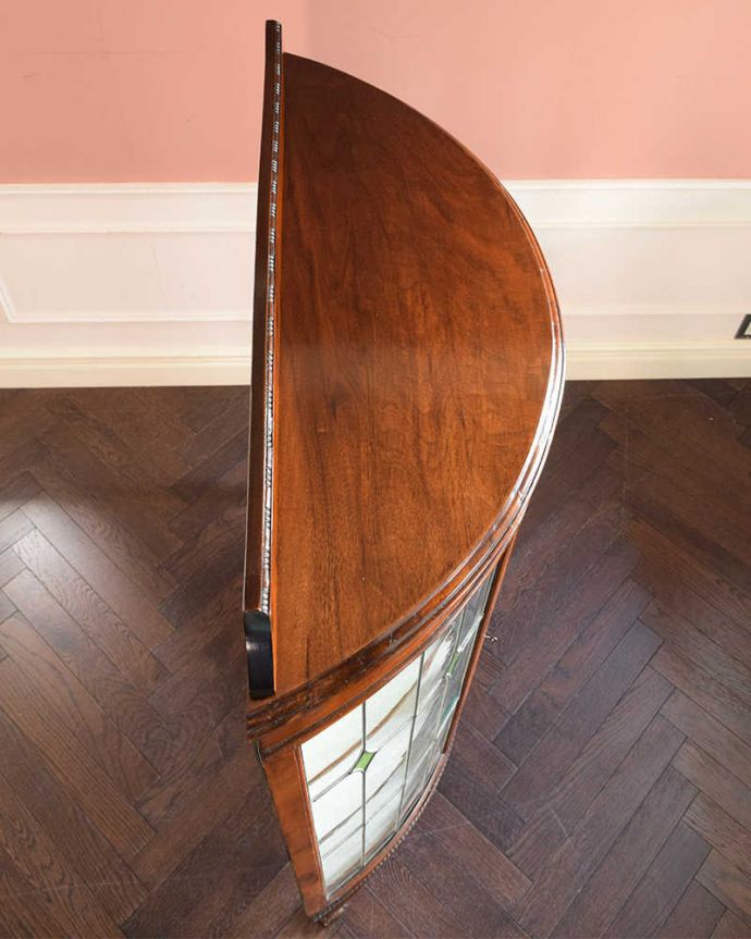 アンティークのキャビネット アンティーク家具 英国アンティーク家具、ステンドグラス付きのハーフムーンガラスキャビネット(飾り棚)。上から見るとよく分かるハーフムーンの形キャビネットを上から見てみるとこんな感じの半月型。(q-1879-f)