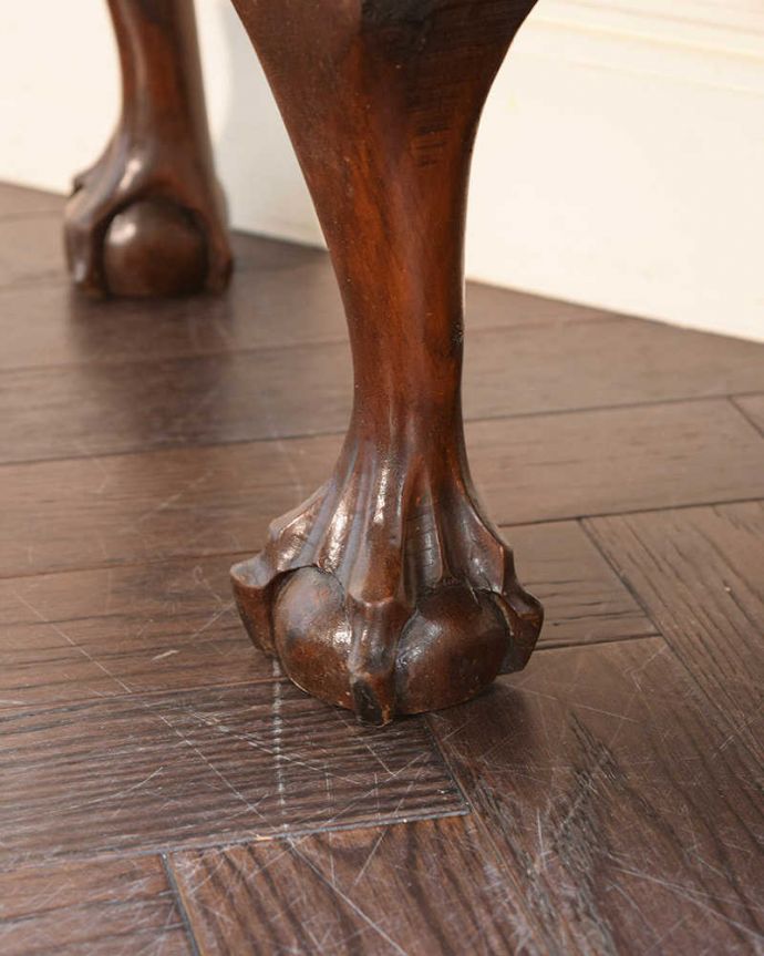 アンティークのキャビネット アンティーク家具 英国アンティーク家具、ステンドグラス付きのハーフムーンガラスキャビネット(飾り棚)。女性1人でラクラク運べちゃう仕掛けHandleのアンティークは、脚の裏にフェルトキーパーをお付けしています。(q-1879-f)