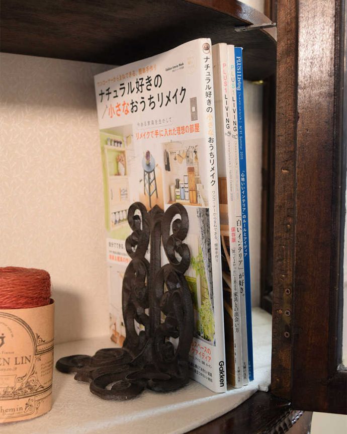 アンティークのキャビネット アンティーク家具 英国アンティーク家具、ステンドグラス付きのハーフムーンガラスキャビネット(飾り棚)。扉の中は収納たっぷりA4サイズの雑誌までしっかり収納出来ちゃう大きさ。(q-1879-f)