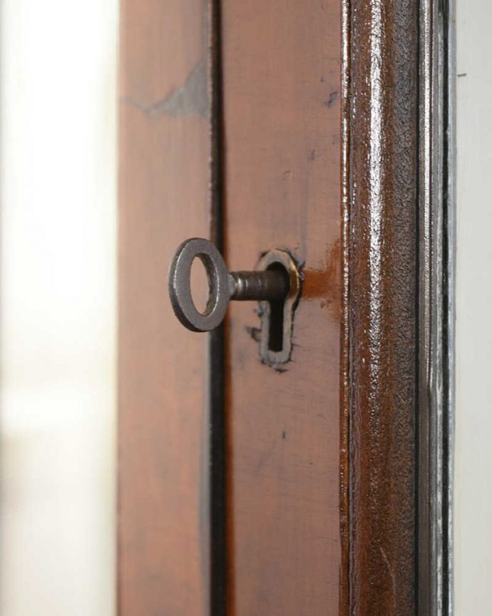 アンティークのキャビネット アンティーク家具 英国アンティーク家具、ステンドグラス付きのハーフムーンガラスキャビネット(飾り棚)。開ける度にワクワク・・・ カギを使って扉を開ける度に、まるで宝箱を開けるみたいです。(q-1879-f)