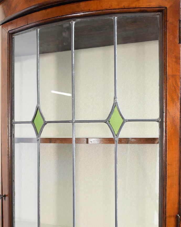 アンティークのキャビネット アンティーク家具 英国アンティーク家具、ステンドグラス付きのハーフムーンガラスキャビネット(飾り棚)。アンティークらしい装飾が魅力やっぱりアンティークらしいデザインが魅力。(q-1879-f)