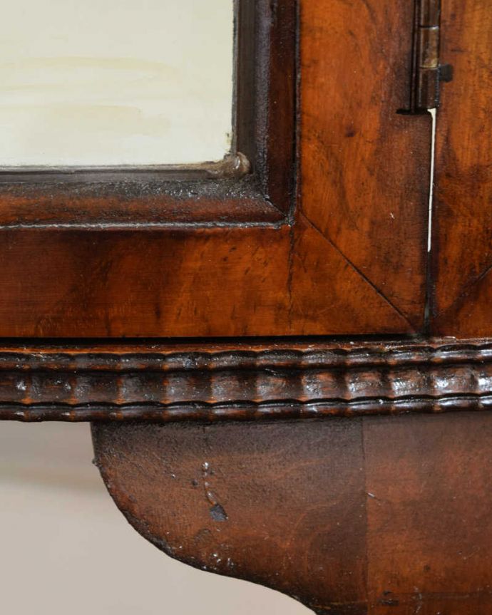 アンティークのキャビネット　アンティーク家具　英国アンティーク家具、ステンドグラス付きのハーフムーンガラスキャビネット（飾り棚）。。(q-1879-f)