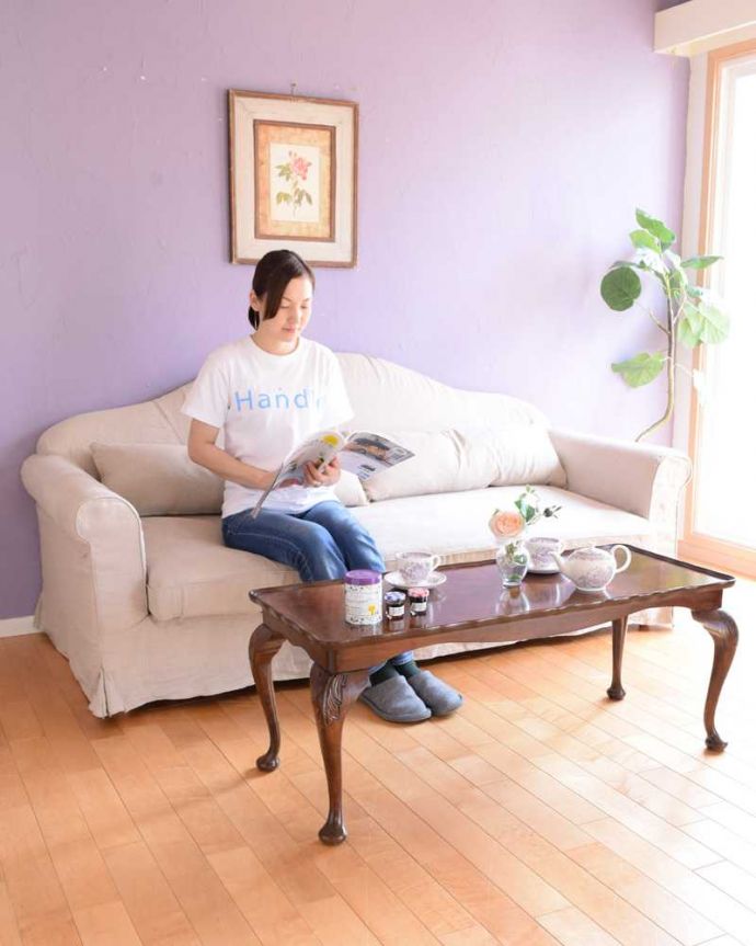 アンティークのテーブル アンティーク家具 美しい天板の木目が華やかなイギリスのアンティークコーヒーテーブル。優雅な時間が過ごせる英国スタイルのコーヒーテーブルどんな場所に置いても美しいデザインでみんなを魅了する英国アンティーク。(q-1880-f)