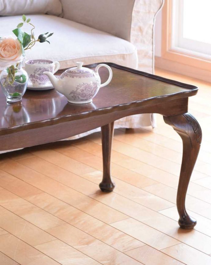 アンティークのテーブル アンティーク家具 美しい天板の木目が華やかなイギリスのアンティークコーヒーテーブル。英国らしいデザインのうつくしさにうっとり・・・脚のデザインだけ見ても、アンティークらしさが感じられるんです。(q-1880-f)