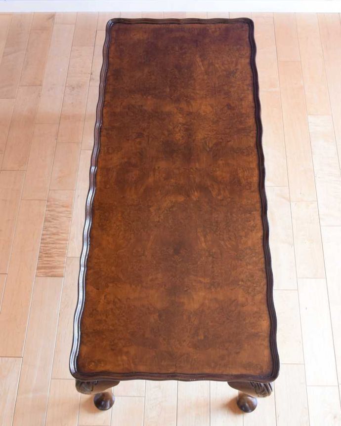 アンティークのテーブル アンティーク家具 美しい天板の木目が華やかなイギリスのアンティークコーヒーテーブル。天板を上から見ると・・・コーヒーテーブルの天板は毎日使う場所だから専門の職人がしっかり修復しました。(q-1880-f)