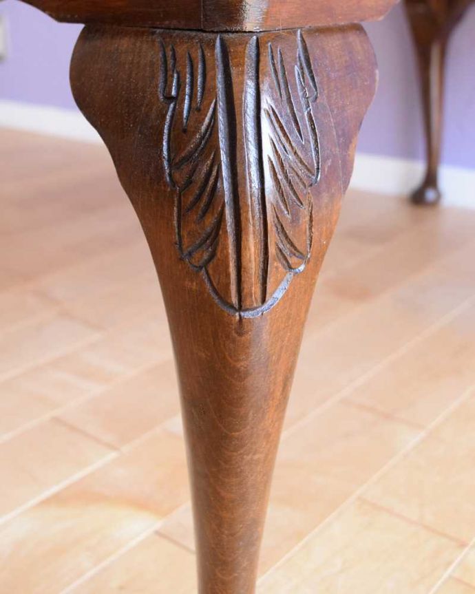 アンティークのテーブル アンティーク家具 美しい天板の木目が華やかなイギリスのアンティークコーヒーテーブル。うっとりする美しさアンティークだから手に入る美しい彫。(q-1880-f)