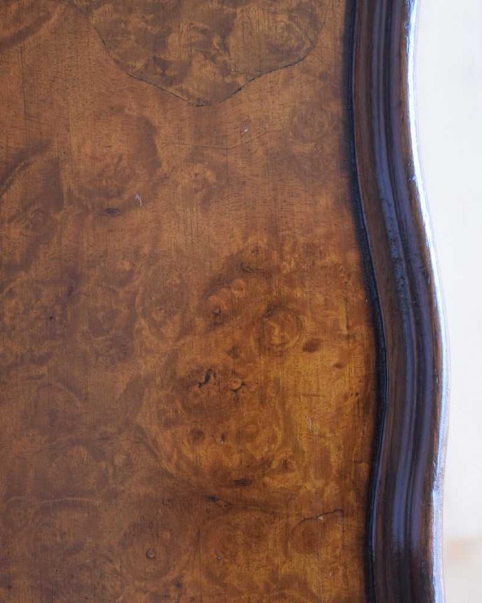 アンティークのテーブル アンティーク家具 美しい天板の木目が華やかなイギリスのアンティークコーヒーテーブル。近づいて見てみると・・・アンティークはもちろん新品ではないので小さなキズや汚れはありますが、キレイにお直ししたので満足して頂ける自信があります!。(q-1880-f)