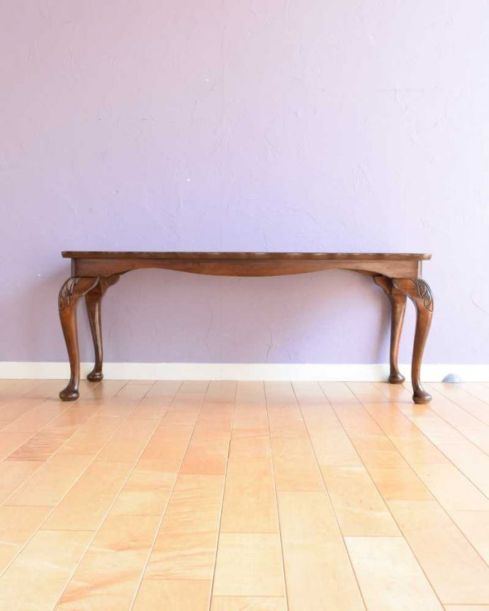 アンティークのテーブル アンティーク家具 美しい天板の木目が華やかなイギリスのアンティークコーヒーテーブル。横から見た姿もステキ横から見るとこんな感じ。(q-1880-f)