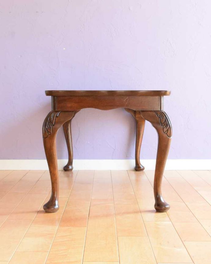 アンティークのテーブル アンティーク家具 美しい天板の木目が華やかなイギリスのアンティークコーヒーテーブル。クルッと回転360度どこから見ても美しく仕上げてあるので、いろんな場所から見て楽しんで下さい。(q-1880-f)