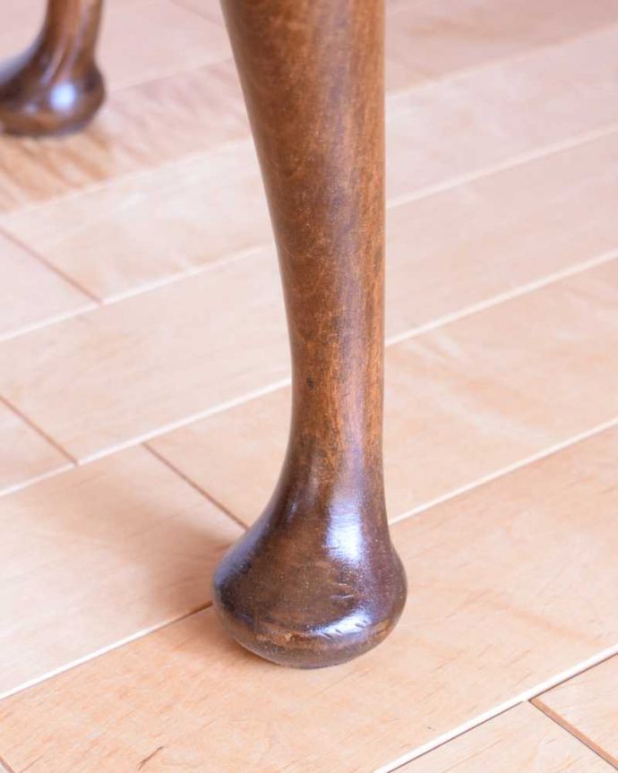 アンティークのテーブル アンティーク家具 美しい天板の木目が華やかなイギリスのアンティークコーヒーテーブル。持ち上げなくても移動できます!Handleのアンティークは、脚の裏にフェルトキーパーをお付けしていますので、床を滑らせてれば移動が簡単です。(q-1880-f)