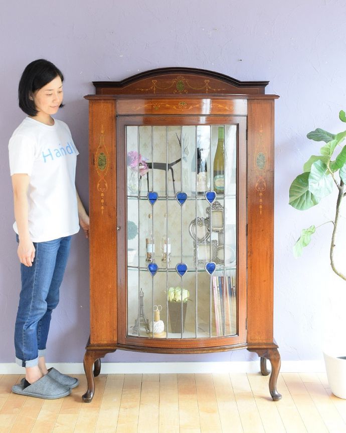 アンティークのキャビネット　アンティーク家具　美しいステンドグラスの扉と象嵌の装飾、英国アンティーク家具のキャビネット。ステンドグラスの扉が美しいキャビネット扉がステンドグラスになっているから、キャビネットとステンドグラスの両方を一気に手に入れることが出来ちゃうんです。(q-1881-f)