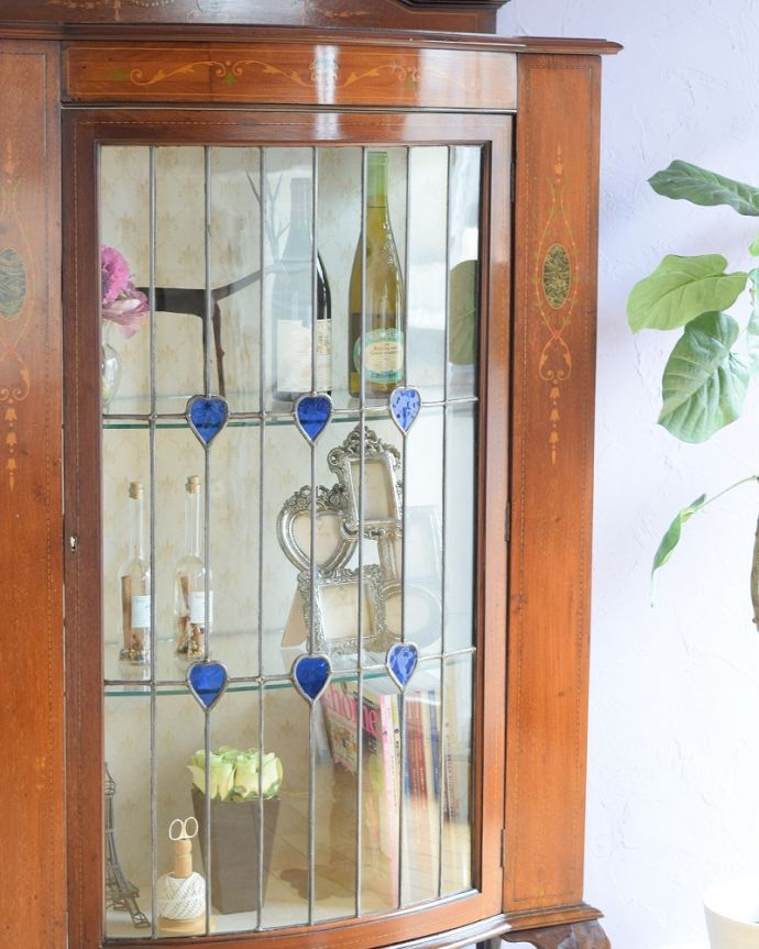 アンティークのキャビネット　アンティーク家具　美しいステンドグラスの扉と象嵌の装飾、英国アンティーク家具のキャビネット。まずはステンドグラスを楽しみましょう現代のように機械が発達していない時代に作られたステンドグラス。(q-1881-f)