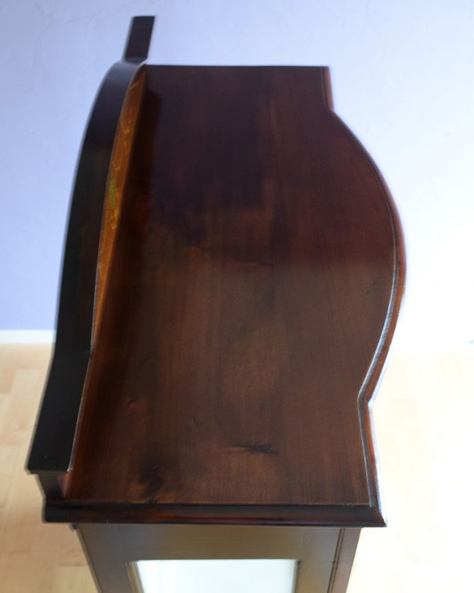 アンティークのキャビネット　アンティーク家具　美しいステンドグラスの扉と象嵌の装飾、英国アンティーク家具のキャビネット。塗装もキレイに仕上げました上から見るとこんな形のキャビネットです。(q-1881-f)