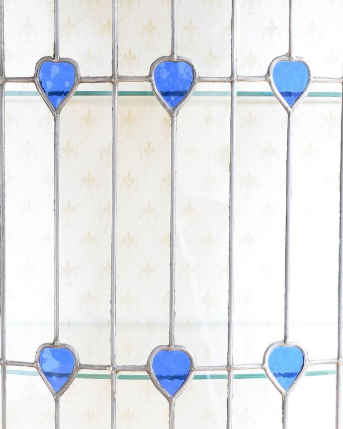 アンティークのキャビネット　アンティーク家具　美しいステンドグラスの扉と象嵌の装飾、英国アンティーク家具のキャビネット。アンティークのガラスの美しさガラスも古いアンティークのステンドグラスは独特の雰囲気が魅力。(q-1881-f)