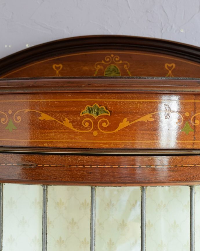 アンティークのキャビネット　アンティーク家具　美しいステンドグラスの扉と象嵌の装飾、英国アンティーク家具のキャビネット。ここの彫も最上級の美しさいろんな部分の美しさが重なり合って、最上級の美しさを醸し出してくれます。(q-1881-f)