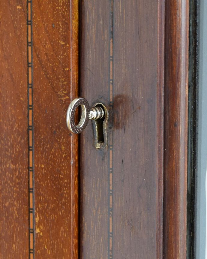 アンティークのキャビネット　アンティーク家具　美しいステンドグラスの扉と象嵌の装飾、英国アンティーク家具のキャビネット。鍵を使って開けて下さいおとぎ話から出てきたような可愛いアンティークの鍵で開け閉め出来ます。(q-1881-f)