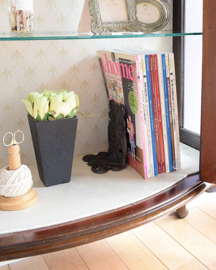 アンティークのキャビネット　アンティーク家具　美しいステンドグラスの扉と象嵌の装飾、英国アンティーク家具のキャビネット。扉の中は収納たっぷりA4サイズの雑誌までしっかり収納出来ちゃう大きさ。(q-1881-f)