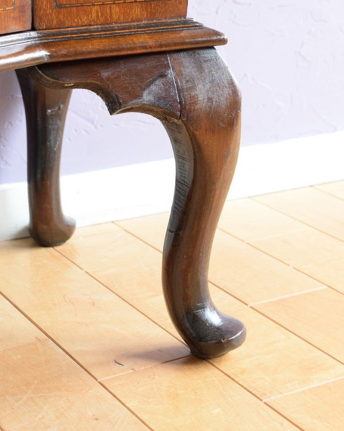 アンティークのキャビネット　アンティーク家具　美しいステンドグラスの扉と象嵌の装飾、英国アンティーク家具のキャビネット。女性１人でラクラク運べちゃうんですHandleのアンティークは、脚の裏にフェルトキーパーをお付けしています。(q-1881-f)