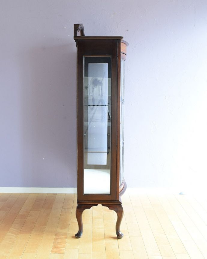 アンティークのキャビネット　アンティーク家具　美しいステンドグラスの扉と象嵌の装飾、英国アンティーク家具のキャビネット。横から見ても素敵なんです三方向がガラスのキャビネット。(q-1881-f)