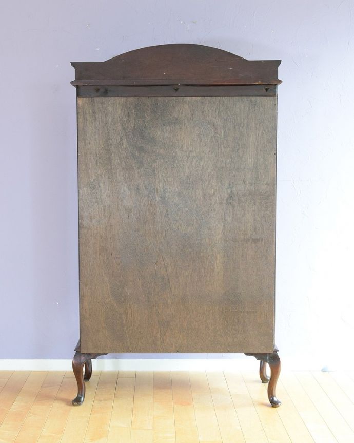 アンティークのキャビネット　アンティーク家具　美しいステンドグラスの扉と象嵌の装飾、英国アンティーク家具のキャビネット。後ろ姿も美しいですアンティークは新品ではないので、経年変化によるキズはありますが、専門の職人がしっかり修復したので後姿もキレイです。(q-1881-f)