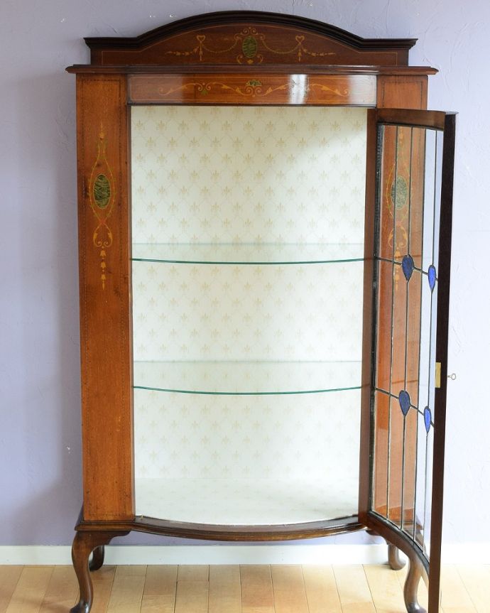 アンティークのキャビネット　アンティーク家具　美しいステンドグラスの扉と象嵌の装飾、英国アンティーク家具のキャビネット。扉を開けてみると･･･職人がキレイに修復して、背板も新しい生地に張替えました。(q-1881-f)