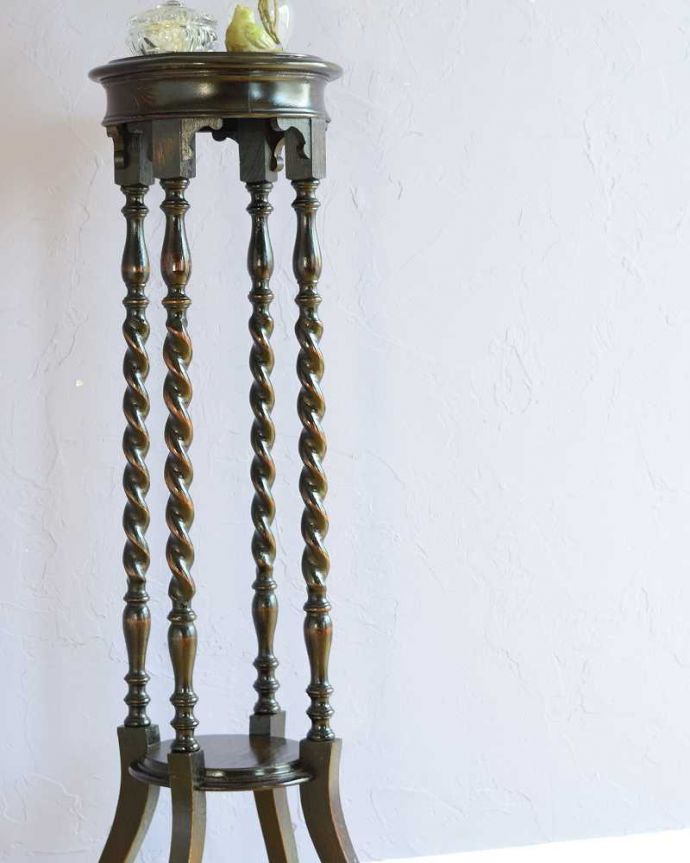 プランツスタンド・ケーキスタンド アンティーク家具 4本ツイスト脚が美しい、英国アンティークのプランツスタンド。小さくてもアンティークの気品タップリ美しい立ち姿は堂々として品格たっぷり。(q-1882-f)