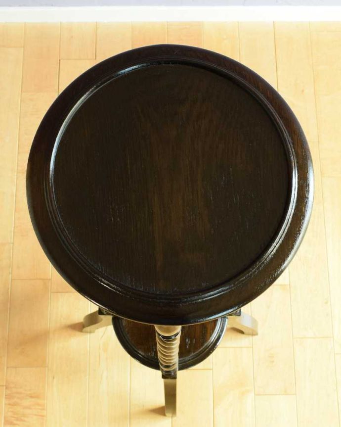 プランツスタンド・ケーキスタンド アンティーク家具 4本ツイスト脚が美しい、英国アンティークのプランツスタンド。上から見ると・・・天板の形はこんな感じです。(q-1882-f)